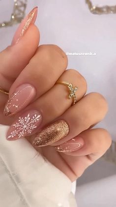 Beauty Pics, Christmas Nails Easy, Christmas Gel Nails, Christmas Nails Acrylic, New Year's Nails, Xmas Nails, Christmas Nail, Classy Nails, Gold Nails