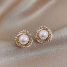 قلادات متدلية, Gold Earrings Models, Fashion Enthusiast, Pearl And Diamond Earrings, Jewelry Design Earrings, Classy Jewelry, Fancy Jewellery, Gold Earrings Designs, Velvet Fashion