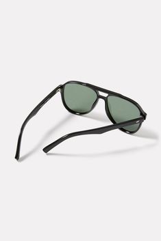 Chic and '70s-inspired, these aviator sunglasses by Le Specs feature an oversized fit and classic black frame. | LE SPECS Women's Tragic Magic Sunglasses, Black Le Specs, 70s Inspired, Aviator Sunglasses, Black Frame, Classic Black, Sunglasses, Frame, Black