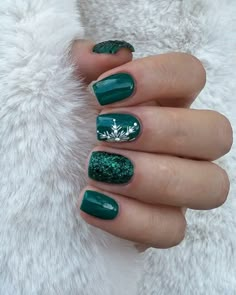 Blue Christmas Nails, Green Acrylic Nails, Dark Green Nails, Nail Designs Pictures, Festive Nail Art, Winter Nail Designs