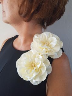 Made to order! Elegant off white-ivory oversized flower inspired by the favorite designer's flower. This gorgeous big flower brooch is proper accent to make your appearance elegant and unforgettable.Perfect gift for Mother's Day! It can accomplish any look even with most simple garment- suit, dress, corsage or hat. It is about 12 cm(4,72') and is made of hight quality off-white ribbon on tsumami kanzashi technic. Options: 🍀brooch 🍀headband 🍀2 brooches for extra stability  Your brooch will com Elegant Cream Brooches For Formal Occasions, Elegant Flower Brooch For Spring, White Flower Brooches For Parties, White Flower Brooch For Party, Chic White Formal Brooch, Elegant White Brooches With Handmade Flowers, Brooch Headband, Tsumami Kanzashi, Ivory Flower