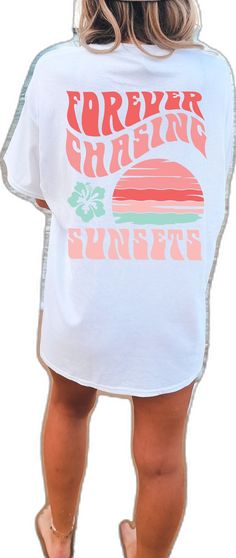 White Printed T-shirt For Day Out, White Printed T-shirt For Summer, White Short Sleeve Beachy Tops, Beachy White Short Sleeve Tops, White T-shirt With Letter Print For Vacation, White Screen Print Tops For Vacation, White Screen Print Top For Vacation, White Tropical T-shirt For Beach Season, White Relaxed Fit Beachy Tops