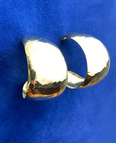 Bold semi hoop earring A 15/18" wide hammered gold tone metal earring Approximately 1.5" diameter Extremely light! In very good used condition, a light wear off the color at the bottom end of the earring, see pictures. Ask any questions or additional photos. Comes in a gift box or velvet jewelry pouch. Vintage Jewelry Earrings, 90's Fashion, Hoop Earrings Gold, Hammered Metal, Hammered Gold, Large Hoop Earrings, Gold Earrings Dangle, Metal Earrings, Pierced Earrings