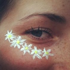 Great look for festivals.  Add flowers just below the eyes. #BOHO Hippie Face Paint, Bodysuit Tattoos, Festival Face, Hippie Costume, Foto Tips, Spring Party, Festival Makeup, Henna Art, Burning Man