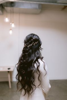 Fairy Bride Hairstyle, Mexican Bridal Hair, Elf Wedding Hairstyles, Ethereal Bride Hair, Dark Hair Wedding Styles, Elf Wedding Hair, Wedding Hair Dark, Whimsical Wedding Hairstyles, Dark Hair Wedding Hairstyles Brides