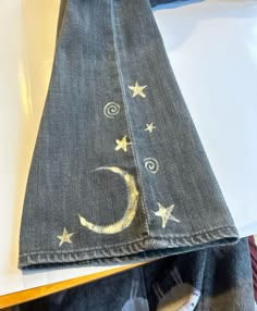 Bleaching Stars On Jeans, Bleach Painting Jeans Ideas, Diy Jean Designs Paint, Jean Jacket Bleach Art, Diy Paint Splatter Jeans, Pants Paint Design, Bleach Art On Jeans, Jean Designs Diy Paint, Star Embroidery Jeans