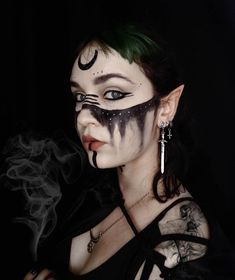 Dungeons And Dragons Makeup, Elven Makeup Looks, Dark Elf Makeup Halloween, Evil Elf Makeup, Norse Makeup, Dark Fae Make Up, Elf Halloween Makeup, Elf Makeup Halloween, Dark Fairy Make Up