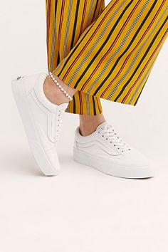 Vans Old School Platform, White Platform Vans, Old Skool Outfit, Vans Old Skool Outfit, Vans Shoes Women, Old Skool Platform, Vans Old School, Platform Vans, Ripped Jeans Outfit