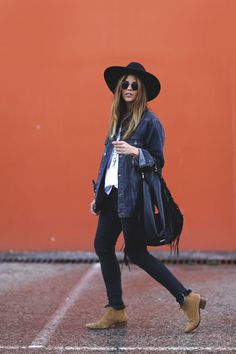 trendy-taste-look-boho-sombrero-flecos-botines-camperos-cowboy-spring-primavera-denim-6 Look Festival, Winter Typ, Outfits With Hats, Inspo Outfit, Hippie Chic, Looks Style, Hippie Style, Fall Winter Outfits