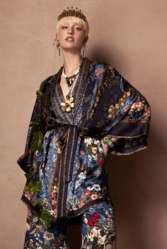 Blue Floral Midi Dress, Kimono Outfit, Arab Fashion, Fashion Mistakes, Petite Tops, Fashion Design Clothes, Fashion Photoshoot, Lookbook Outfits, Grunge Fashion