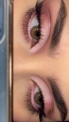 A pink eye look #pink #pinkaesthetictheme #makeup #eyeshadow #pinkeyemakeup #pinkeyeshadow Makeup Rhk, Dag Make Up, Elegantes Makeup, Mekap Mata, Prom Eye Makeup, Flot Makeup, Eye Makeup Pictures, Smink Inspiration, Pinterest Makeup