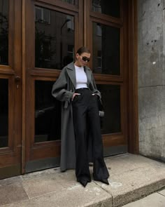 Black With Brown Boots Outfit, Dark Tone Outfit, Ellie Jean-royden Style Roots Stone, Cloudy Outfit Ideas, Elegant Classy Outfits Chic, Vinter Mode Outfits, Corporate Attire, Coat Outfits