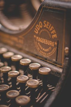 an old fashioned typewriter with lots of bottles on the top and bottom letters that read udo seiffe magdeburg