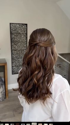 Curled Long Hair Wedding, Relaxed Half Up Half Down Hair, Long Brunette Bridal Hair, Wedding Dress Hair Down, Straight Hairstyles For Hoco, Quarter Up Wedding Hair, Medium Length Hair For Wedding, Brunette Loose Curls, Hollywood Curls Half Up Half Down