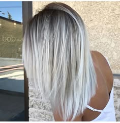 Shadow root; root stretch Straight Hair Highlights, Gray Balayage, Middle Hair, Silver Blonde Hair, Silver Highlights, Silver Hair Color, Silver Blonde, Shoulder Length Hair Cuts