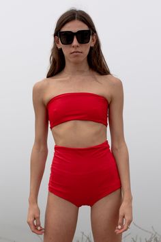 Le bikini VICENT est composé d'un luxueux tricot Nylon-Spandex. Les bandeaux à enfiler comportent des élastiques aux ourlets. Doublé en même tissu pour un confort ultime.

 Fabriqué en Californie



 Le mannequin mesure 5'10 et porte une taille S


 Tissu : Nylon-Spandex
 Doublure : Nylon-Spandex

 Entretien : Laver à la main à l'eau froide, Sécher à plat Bandeau Tankini For Swimming, Stretch Beachwear Tube Top For Sunbathing, Stretch Tube Top For Sunbathing Beachwear, Stretch Beachwear Tube Top For Swimming, Stretch Tube Top For Beachwear, Stretch Tube Top For Pool Beachwear, Stretch Tube Top For Swimming Beachwear, Stretch Tube Top For Swimming, Stretch Beachwear Tube Top For Poolside