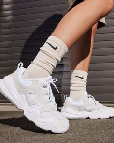 Inspired by early-2000s running, the Tech Hera is here to fulfil all of your chunky sneaker wishes. The wavy lifted midsole and suede accents level up your look while keeping you comfortable. Its durable design holds up beautifully to everyday wear—which is perfect, because you'll definitely want to wear these every day.   Colour Shown: White/Summit White/Photon Dust/White Style: DR9761-100 Nike Tech Hera, Ootd Inspo, Outfit Mujer, Nike Tech, Chunky Sneakers, Shoe Closet, Sneaker Heels, Nike Outfits