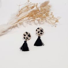 Jazz up your style with Jazzi J.! These leopard print tassel stud earrings will add a truly funky, bold and stylish edge to any outfit. Visit the Jazzi J shop for more items - https://jazzijbykaren.etsy.com MATERIALS Polymer clay, tassels, stainless steel earring posts. PACKAGING Earrings are sent in a secure and pretty package. If you would like to add a personalised note, please message me. KEEP IN TOUCH If you have any questions, please do not hesitate to message me. Packaging Earrings, Earrings Funky, Black And Beige, Leopard Animal, Earring Posts, Bold Black, Stainless Steel Earrings, Stylish Gifts, Jewelry Earrings Studs