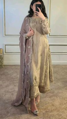 Gorgeous Pakistani Dresses, Desi Outfits For Wedding, Desi Shaadi Outfits, Shaadi Outfits Desi Wedding, Trendy Dresses For Wedding, Pakistani Outfits Party Wear, Desi Wedding Outfits, Aesthetic Desi Outfits, Party Dresses Pakistani