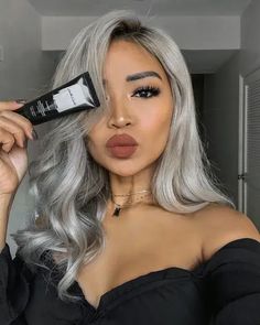 Pelo platinado en morenas Silver Hair On Tan Skin, Silver Hair On Brown Skin, Ombre Lace Front Wig, Best Lace Front Wigs, Dyed Tips, Long Straight Wig, Balayage Blond, Grey Hair Men, Silver Blonde Hair