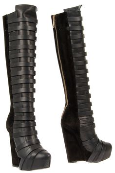 Gareth Pugh Futuristic Boots, Boots Shoes Women, Knee High Wedge Boots, Futuristic Shoes, Goth Boots, Apocalyptic Fashion, Gareth Pugh, Leather Boot Shoes