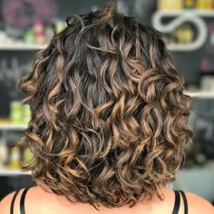 Luzes mel Shoulder Length Wavy Hair With Highlights, Wavy Perms For Medium Length Hair, Medium Length Permed Hair, Short Curly Hair Color Ideas Highlights, Permed Hairstyles Medium, Short Permed Hairstyles, Short Hair Perm, Curly Hair Color Ideas, Short Perm