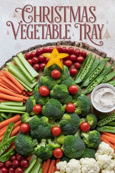 Veggies arranged in a Christmas tree shape with broccoli, cherry tomatoes, carrots, and a yellow bell pepper star. Veggie Tray For Party, Christmas Vegetable Tray, Vegetable Tray Display, Christmas Veggie Tray Ideas, Vegetable Christmas Tree, Veggies Tray, Christmas Veggies, Vegetable Christmas, Veggie Tray Ideas