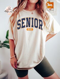 Comfort Colors® Senior 2025 T-shirt, Senior Year 2025 Shirt, Class of 2025 Shirt, School 2025 Tee, Graduation 2025 Shirt, High School Gift Hello!! We wish everyone to smile with our cute, stylish, and trendy graphic T-shirts. We assure you these Comfort Colors® T-shirts are the perfect gifts whether you buy them for yourself or someone else. MATERIALS & FEATURES *6.1 oz., 100% ring spun cotton *Preshrunk, soft-washed, garment-dyed fabric *Twill taped shoulder-to-shoulder *Set-in sleeves *Double-needle stitched sleeves and bottom hem *1" ribbed collar with double-needle top stitched neckline HOW TO ORDER *Check the size chart and pick your size. *Check the color chart and pick your t-shirt color.  If you wish the trendy oversized look, please choose 2 size up from the normal size you prefer Class Shirt Ideas High Schools, Senior Shirt Ideas, Senior Apparel, Frilly Blouse, Back To School Fashion, Graduation Picture Poses