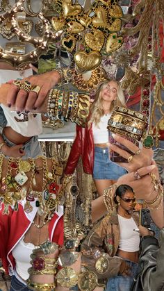 Chunky gold collage outfits red gold style Chunky Jewellery, Pink Lifestyle, Body Jewelry Piercing, Chunky Jewelry, Jewelry Fashion Trends