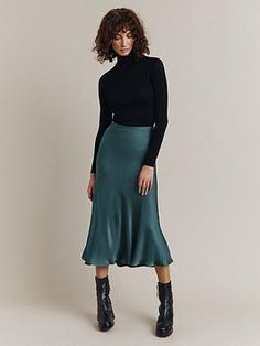 French Capsule Wardrobe, Midi Slip Skirt, Satin Slip Skirt, Elle Dress, Slip Skirt, Skirt Outfit, Satin Slip, Satin Skirt