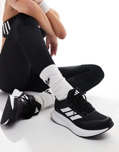 Zapatos de adidas performance Modo deportivo activado Diseño de corte bajo Cierre con cordones Lengüeta y tobillo acolchados Detalle distintivo de adidas Originals Entresuela Cloudfoam ofrece una amortiguación ligera Suela de goma resistente Suela texturizada antideslizante Zapatillas New Balance, Converse Chuck Taylor White, Adidas Branding, Flip Flop Boots, Leopard Print Baby, Adidas Brand, Adidas Running, White Trainers, Adidas Gazelle