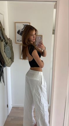 Sporty Outfit Ideas, Lots Of Followers, Sporty Summer Outfits, Denise Mercedes, Famous On Instagram, Scandinavian Outfit, Pictures People, Linen Pants Outfit, Filmy Vintage