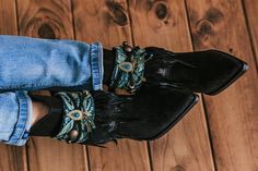 Estos Puños de bota de plumas boho para mujer, son el accesorio perfecto para decorar tus botas altas o botines, están realizados con materiales étnicos cuidadosamente seleccionados, en un proceso completamente artesanal, con ellos conseguirás que esas botas que llevas a todos sitios, y tienes super cómodas tengan un aire diferente cuando tú quieras y así podrás realzar ese estilo Boho-Chic que tanto nos encanta. Al comprar un producto, se incluye el par completo (pie izquierdo y pie derecho). Este anuncio es para un par de cubre botas, no incluye el calzado. Si necesitas un diseño a medida o para niña, no dudes en escribirme y lo diseñamos juntas Los cubre botas son ajustables para que se adapten a una variedad de anchos. Realizados con plumas negras y pañuelo de seda de la india Producci Boot Bracelet Chic, Bohemian Ankle-high Boots For Winter, Fall Festival Ankle-high Boots, Bohemian Winter Boots With Round Toe, Bohemian Ankle Boots For Winter, Bohemian Ankle-high Boots For Fall, Bohemian Boots With Round Toe For Festivals, Bohemian Round Toe Boots For Festival, Bohemian Handmade Ankle Boots