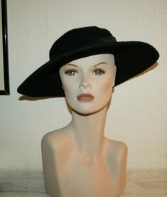 ❤️❤️❤️This is a ladies' big hat, in black felt, with a velvet band with 2 roses, which wraps around the head. Called a priest's hat. Dimension: Internal diameter 58 cm. Total width with the flap open 36 cm. x 38.5 cm. Good vintage conditions. Made in Italy For your easy-to-wear trendy. Thanks for stopping by! 😊Take a look at my sister shop: http://www.etsy.com/it/shop/OldVintagestories ❤️If you love real vintage, take a look at my sister and friend shop!! enjoy!! ww.etsy.com/it/shop/OldVwintage Flat Brim Costume Hats For Evening, Evening Costume Hats With Flat Brim, Evening Wool Hats, Adjustable Wide Brim Felt Hat For Evening, Vintage Curved Brim Felt Hat For Evening, Vintage Felt Hat With Curved Brim For Evening, Classic Brimmed Felt Hat For Evening, Vintage Fitted Felt Hat For Evening, Classic Brimmed Evening Hat