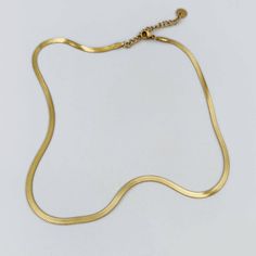 Flat mirror mesh necklace in gold-colored stainless steel. Length 45 cm. Stainless Steel Snake Chain Necklace, Modern Gold Stainless Steel Necklace, Gold Herringbone Chain Choker, Gold Minimalist Snake Chain Choker, Gold Stainless Steel Choker Chain Necklace, Modern Gold Herringbone Necklace, Gold Metal Herringbone Necklace With Box Chain, Gold Stainless Steel Choker Necklace, Gold Minimalist Herringbone Necklace