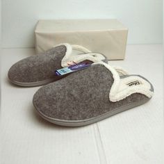 New Mule Women's Slippers Size L 9 - 10 Grey Sign Up Use My Code Malena2909 $10 Off On Your First Purchase On Postmark Please Feel Free Reposh No Crop My Work Light Pink Pillows, Slipper Shoes Women, Travel Slippers, Pom Pom Slippers, Grey Slippers, Black Slippers, Slide Slippers, Slippers Shoes, Ugg Slippers