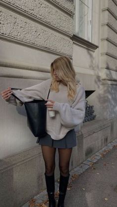 Tourist Fits, Style Inspiration Herbst, 2024 Fashion Trends Autumn, Outfit Ideas With Leather Pants, Autumn 2024 Fashion Trends, Gray Sweater Outfit, Preppy Sweater Outfits, Fall California, Lederhosen Outfit