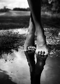 a woman's feet in water with the caption saying, estoy arridenddo la amar el sonido de ms