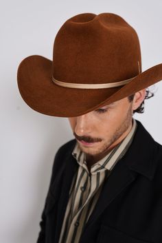 Discover Texas Tea—a warm brown cowboy hat with an unmistakable presence and refined edge. Crafted with a slightly shorter, sharply curved flanged brim, Texas Tea commands attention with its distinctive silhouette. The crown showcases a slimmer brick crease inspired by classic cattleman styling, accented with a “mule kick” at the front, while a cream 2-ply ribbon hatband adds an elegant touch. Inside, a limited-edition satin liner and leather sweatband, offer unparalleled comfort. Texas Tea is w Bolero Hat, Texas Tea, Brown Cowboy Hat, Brown Fur, Hat Style, Cowboy Style, Warm Brown, Felt Hat, Hat Band