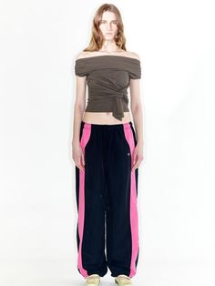 This is OPEN YY’s unique pants are designed with lightweight nylon material, making them suitable for wearing even in hot summers. The panel structure and color-block design add extra uniqueness to the look. With the waist being elasticized, they offer comfortable wear, and the drawstring allows for size adjustment according to preference.- Ideal for daily wear- Can be styled with various tops for different looks- Brand logos embroidered on the front and back add stylish points to the design Color Block Pants, Unique Pants, Colorblock Pants, Brand Logos, Dance Practice, Block Design, Pants Black, In Hot, Logo Embroidered