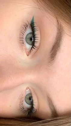 Colored Eyeliner Ideas Simple, Colorful Eyeliner Ideas, Colored Eyeliner Looks, Arrows Makeup, Color Eyeliner Makeup, Colorful Eyeliner, Color Eyeliner, Maquillage On Fleek, Vampire Bride