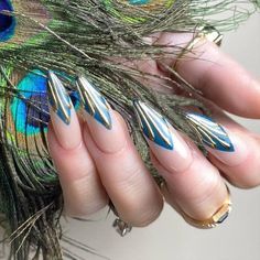 Shine bright this New Year’s Eve with art deco nails! From glittering golds to striking black and white patterns, these designs scream sophistication. #NewYearsNails #ArtDecoInspo 1920s Nails, Classy Manicure, Bridal Nail Art, Retro Nails