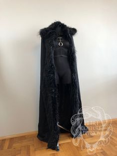 Winter Cloak Fur, Black Fur Cloak, Fur Cape Outfit, Viking Cloak, Witch Cloak, Fur Cloak, Outfits Dr, Halloween Cloak, Cloak Black