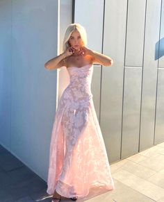 Floral Lace Maxi Dress, Robes Glamour, Prom Dress Inspo, Magical Dress, Prom Inspo, Skandinavian Fashion, Color Skirt, Elegant Party Dresses, Prom Dress Inspiration