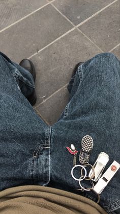 Carabiner On Jeans, Keychain On Jeans, Carabiner Outfit, Not Aesthetic, Cool Keychains, Inside My Bag, Instagram Ideas Photography, Dress Aesthetic, Jean Accessories