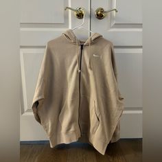 80%Cotton,20%Polyester Color : Sand Drift & White Size : Xs New With Tag Nike Running Jacket, Womens Running Jacket, Womens Windbreaker, Nike Zip Up, Nike Windbreaker, Color Sand, Nike Tech, Running Jacket, Women Essentials