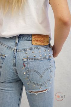 Il denim vintage di Levi's è ormai un amore indiscusso, ma questa volta te lo proponiamo nella versione cut out con applicazioni borchie. Per un jeans davvero di tendenza! Levis Jeans, Outlet, Cut Out, Candy, Pants