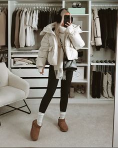 White puff jacket, blacm leggings with a white scarf, white socks brown boots and black ear muffs White Puffer Jacket Outfit Winter, White Puffy Jacket Outfit, White Puffer Outfit, Puffy Coat Outfit, Puffer Jacket Winter Outfit, Stylish Outfits For Winter, Earmuffs Outfit