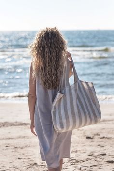 Experience the joy of giving with our large linen beach bags - a gift that combines functionality with a touch of luxury. Perfect for beach lovers, these minimalist bags offer generous space for towels, sunscreen, and much more. This summer bag is irreplaceable during trips to the beach, picnics or family shopping tours. Item Details Spacious minimalistic linen beach bag with two pockets for phone, keys or sun glasses. The bag has a lining, which is made of linen, making this bag not only spacio Vacation Tote Bag, Beach Vacation Packing, Large Beach Bag, Brand Archetypes, Large Beach Bags, Summer Tote Bags, Minimalist Bag, Summer Tote, Summer Bag