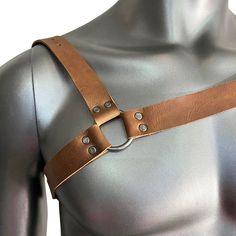 COSPLAY COSTUME ACCESSORY: Our Single Shoulder Cover serves as the perfect prop fo your next cosplay costume or medieval renaissance get-up. A knight would not be complete without his full armour, and with this one-of-a-kind shoulder cover, you can step back in time as a spaulder or warrior. With an adjustable arm strap and back belt, you can easily find the right comfort for you. Handmade from durable, top-quality full grain leather, this Shoulder Cover is sure to last you many years. MATERIAL Shoulder Armour Pattern, Medieval Costume Diy, Armor Real, Leatherworking Ideas, Wasteland Baby, Fest Ideas, Couture Cuir, Chest Belt, Festival Attire